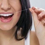 اهمیت استفاده صحیح از نخ دندان برای حفظ سلامت لثه | بهترین دندانپزشک اصفهان | دکتر سید حمید رضویان